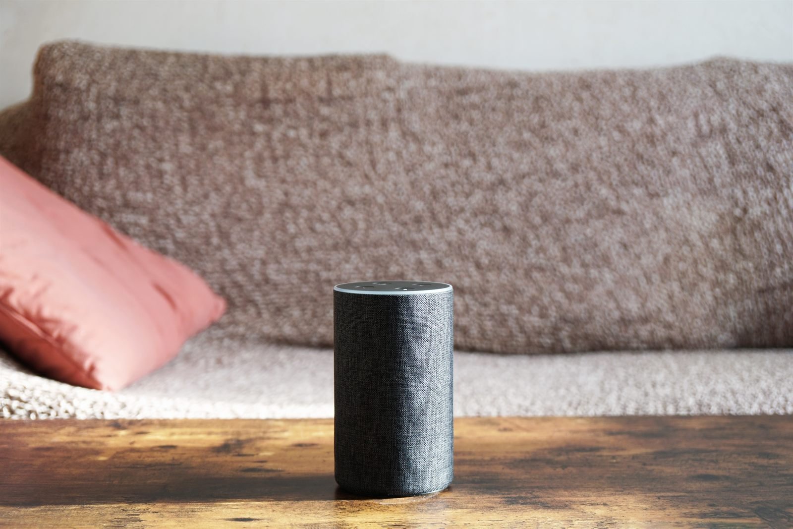 Boxă inteligentă smart home care răspunde la o căutare vocală | GetVizual