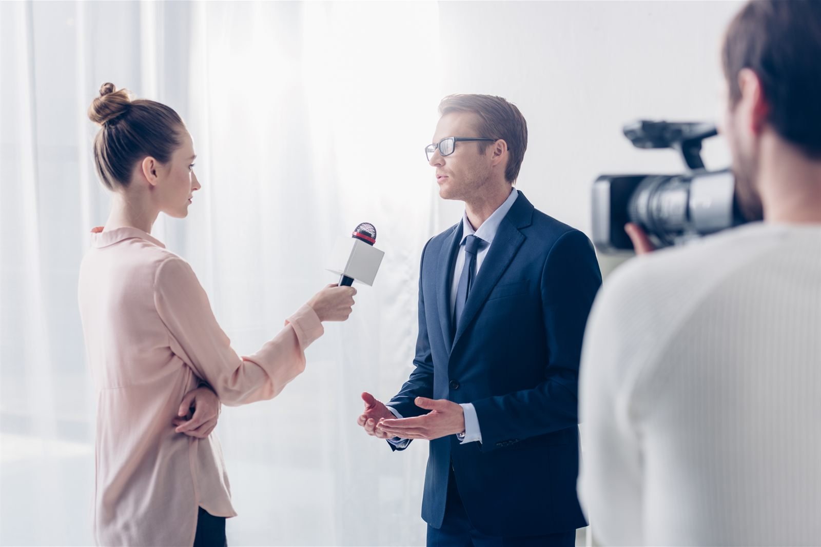 Jurnalist local realizând un reportaj la sediul unei firme din Sibiu | GetVizual