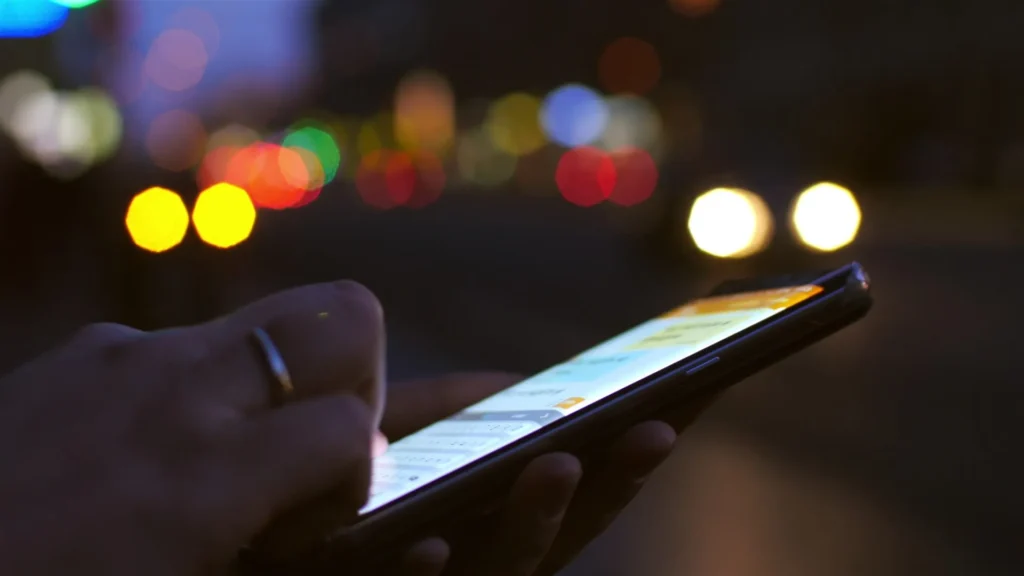 Căutare locală pe telefon, noaptea | GetVizual