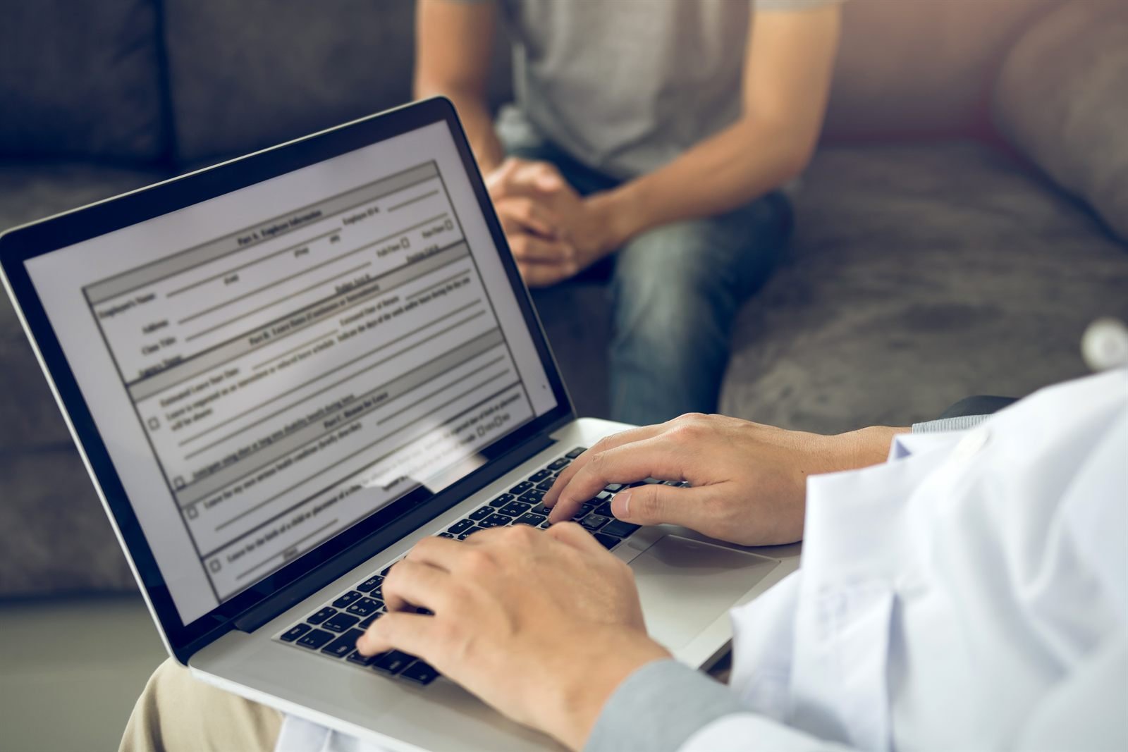 Publicitate medicală în România: Reguli și promovare legală 2 Structura unui articol medical cu autor medic semnat și disclaimer pentru conformitate E-E-A-T | GetVizual