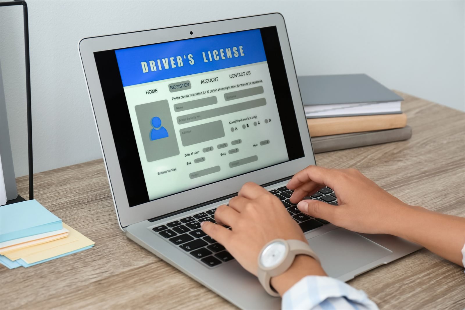 Utilizator completând un formular online pe laptop | GetVizual