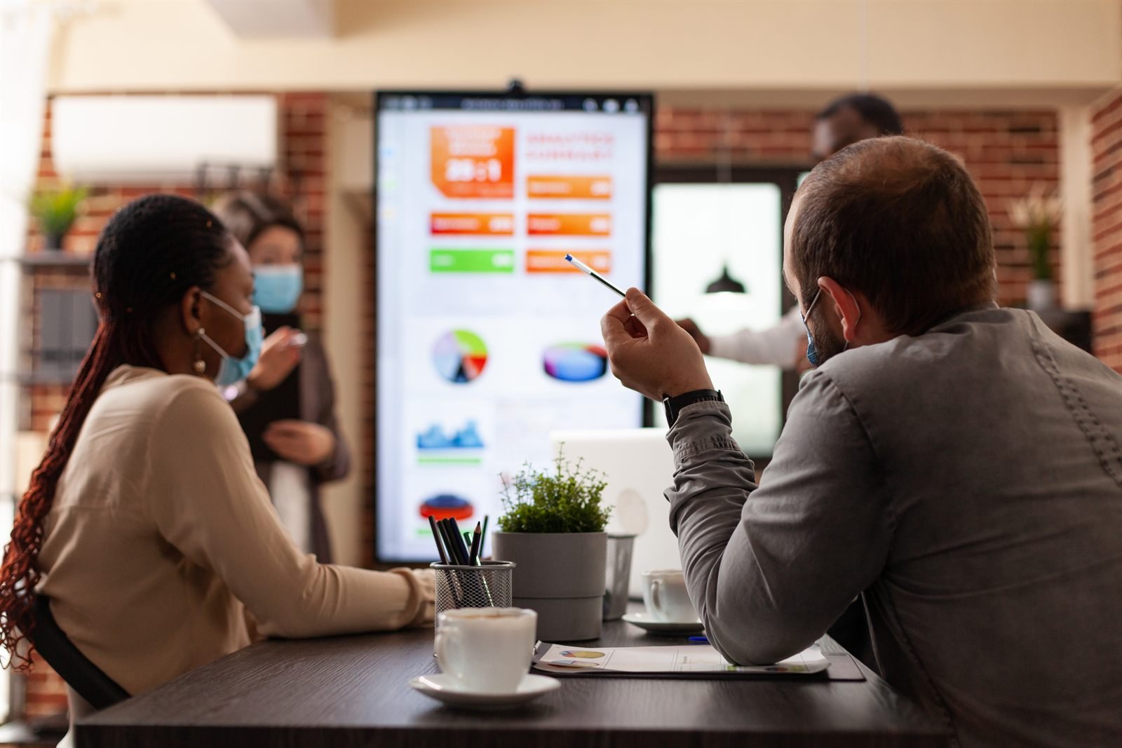 Facebook Ads Sibiu: Strategii de Lead Generation Local 3 Echipă de marketing analizând performanța campaniilor pe un ecran | GetVizual