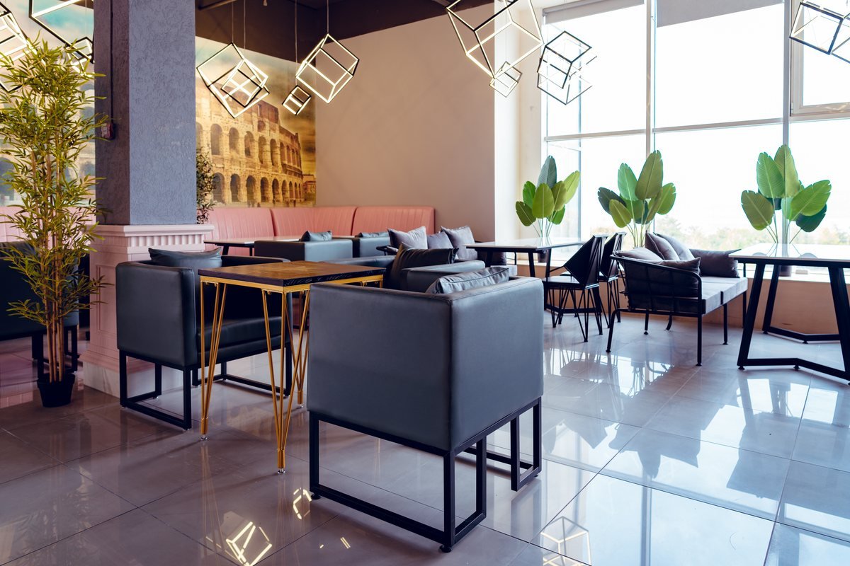 Spațiu lounge cu mobilier modern, ferestre mari și plante | GetVizual