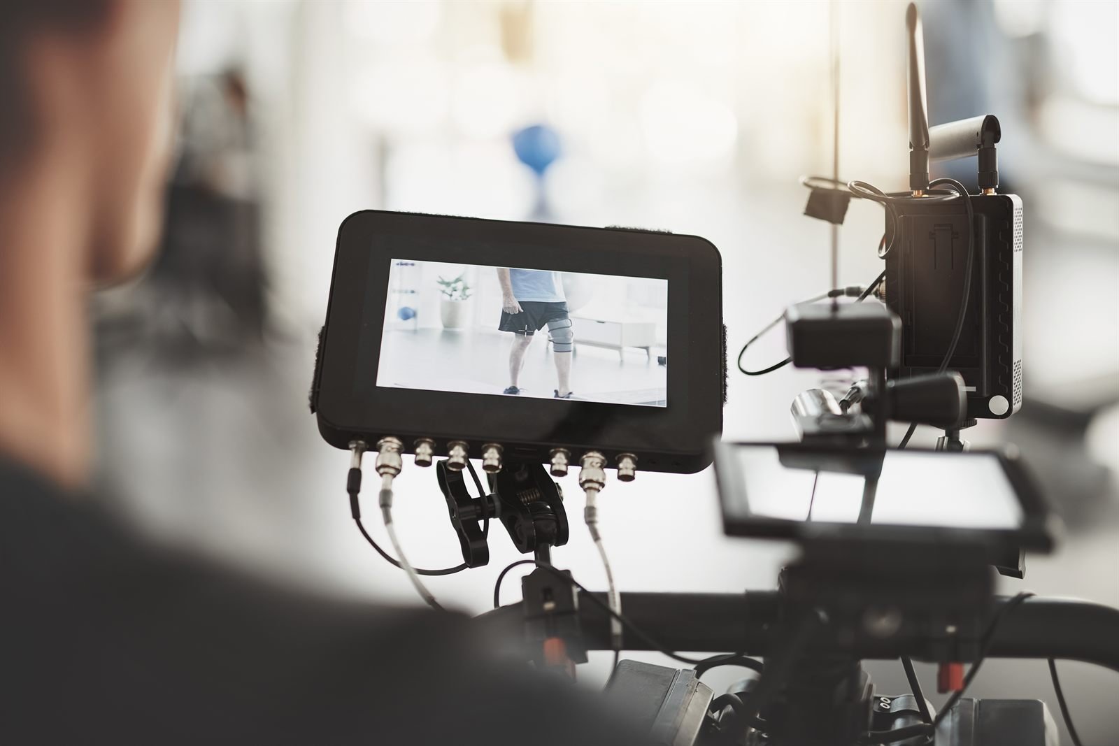 Video Marketing pentru Medici: Construiește Încredere 2 Monitorul camerei în timpul filmării unui exercițiu de recuperare | GetVizual