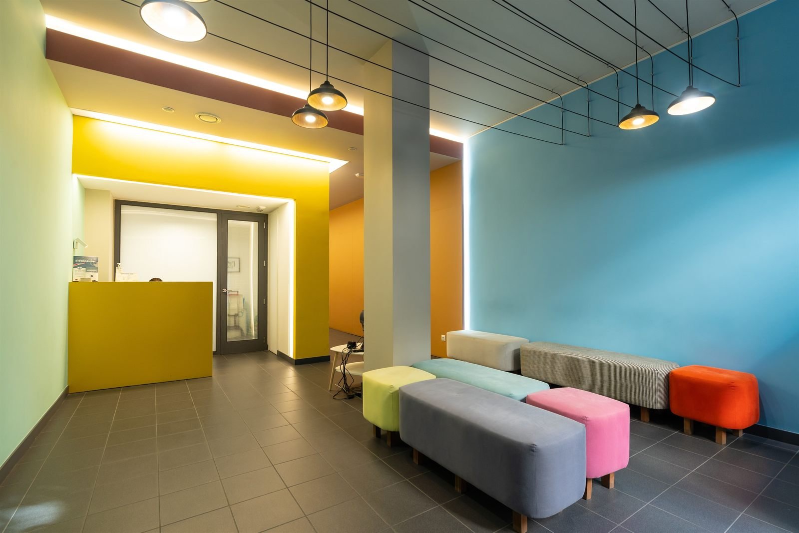 Sală de așteptare prietenoasă și colorată într-o clinică pentru copii | GetVizual