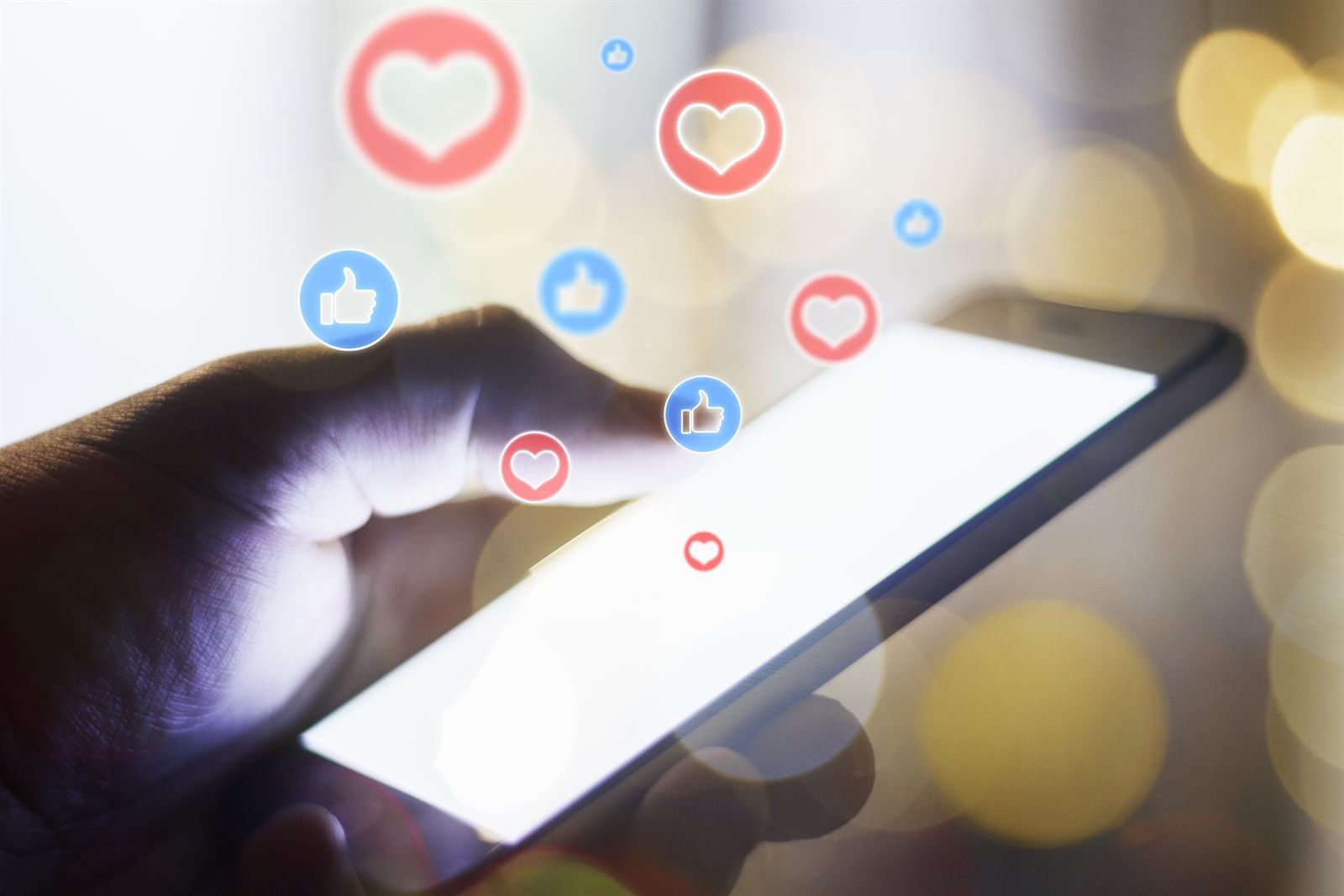 Facebook Ads Sibiu: Strategii de Lead Generation Local 1 Interacțiuni cu o reclamă în feed-ul social pe smartphone | GetVizual