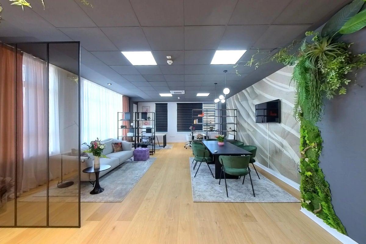 Cât costă un tur virtual 360°? Prețuri reale în 2026 3 Cadru real din turul virtual 360° al unui studio de design din portofoliul GetVizual | GetVizual