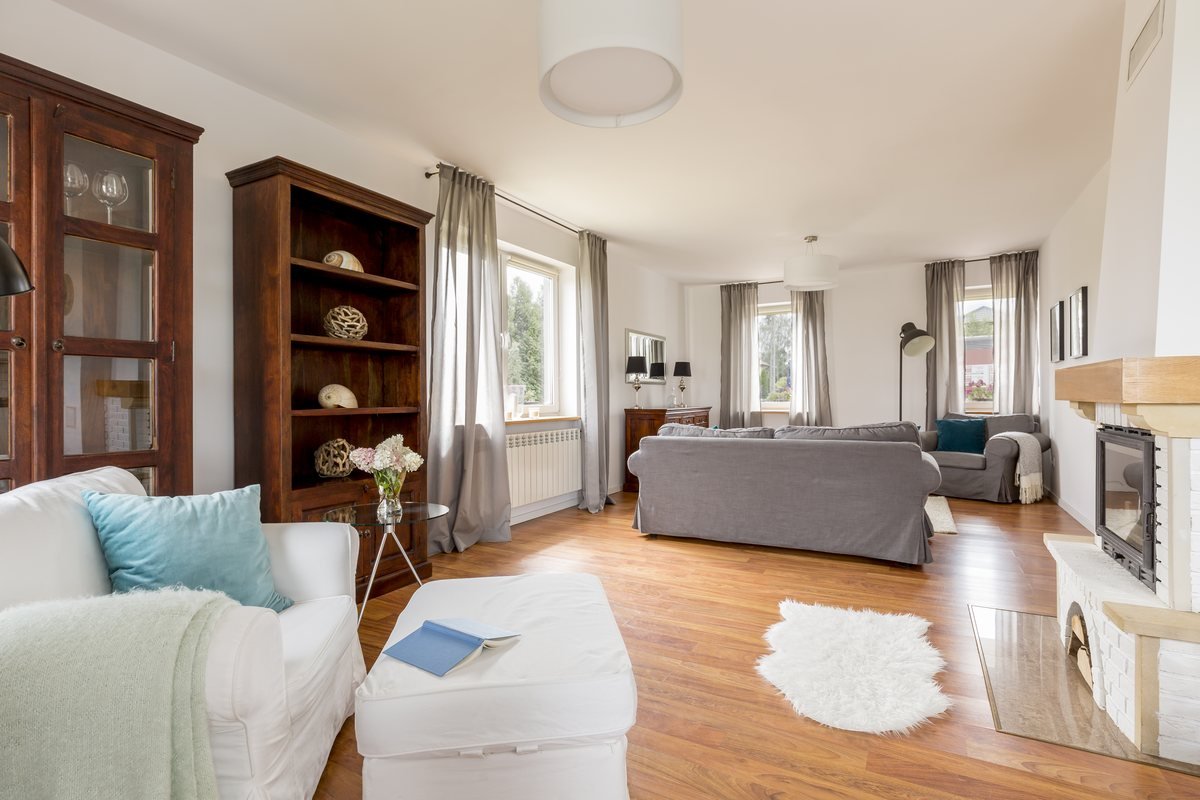 Living luminos cu mobilier și lumină naturală din ferestre, fotografiat cu verticalele drepte | GetVizual